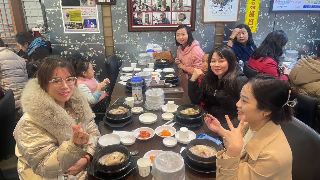 Bữa ăn gà hầm sâm thơm ngon, bổ dưỡng trong Tour trượt tuyết Hàn Quốc 5N4Đ