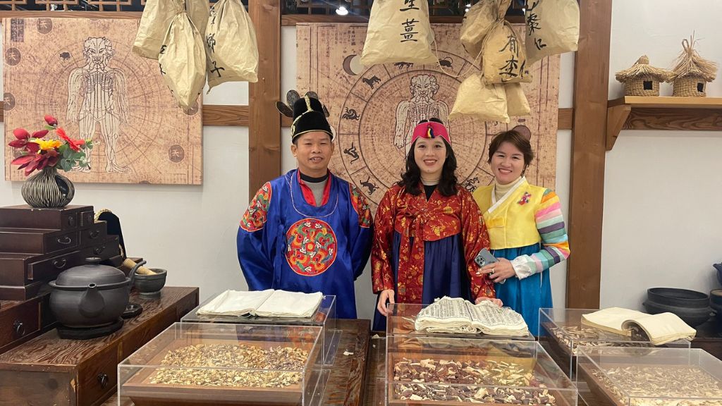 Du khách trải nghiệm mặc Hanbok truyền thống