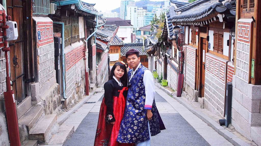 Du khách thích thú mặc hanbok check-in tại Làng Cổ Bukchon Hanok