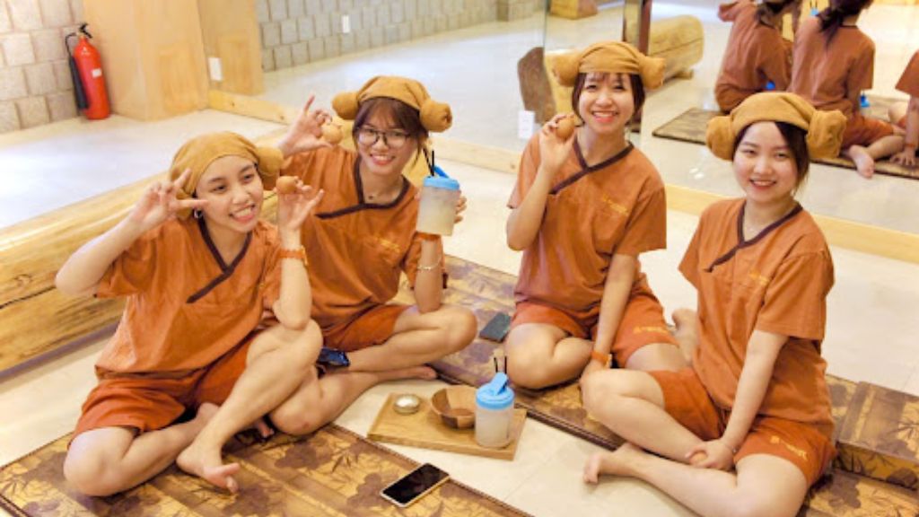 Du khách trải nghiệm tắm xông hơi Sauna