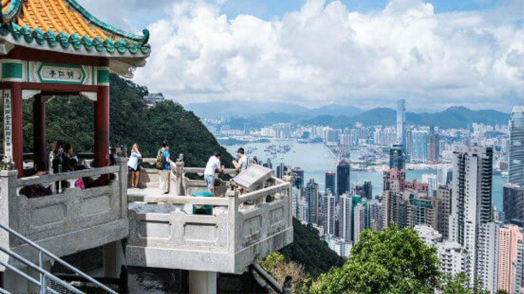 Du khách đặt tour du lịch Hồng Kông - thưởng ngoạn cảnh từ đỉnh núi Thái Bình