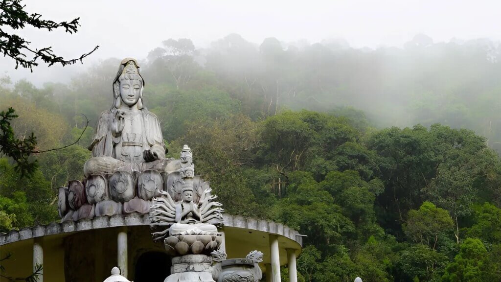 Chiêm bái tượng Phật Quan Âm trên núi Bạch Mã