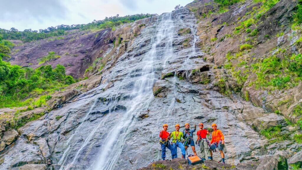 Chinh phục thác Đỗ Quyên trong hành trình tour Huế 1 ngày núi Bạch Mã