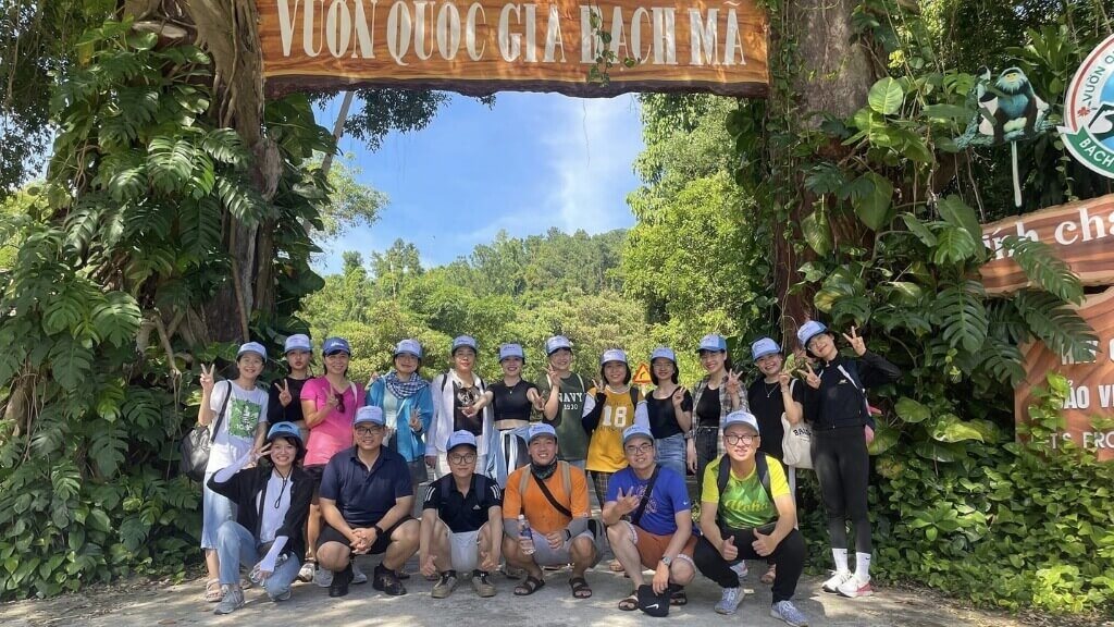 Đoàn khách tham quan tour Bạch Mã Huế 1 ngày