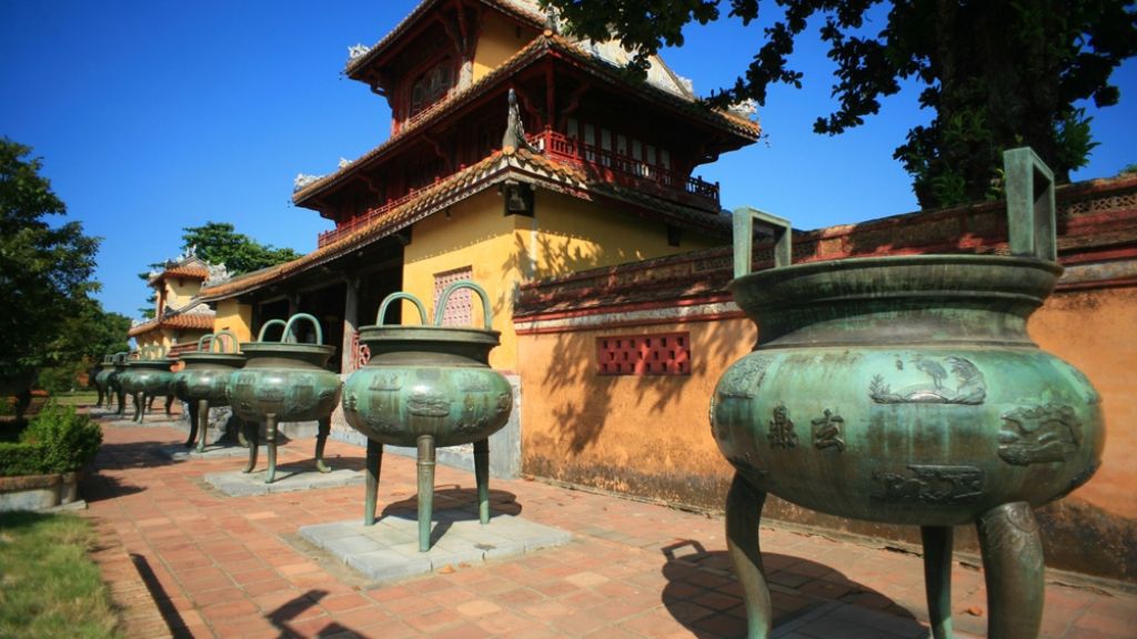 Tham quan Cửu Đỉnh trong tour du lịch Huế trọn gói