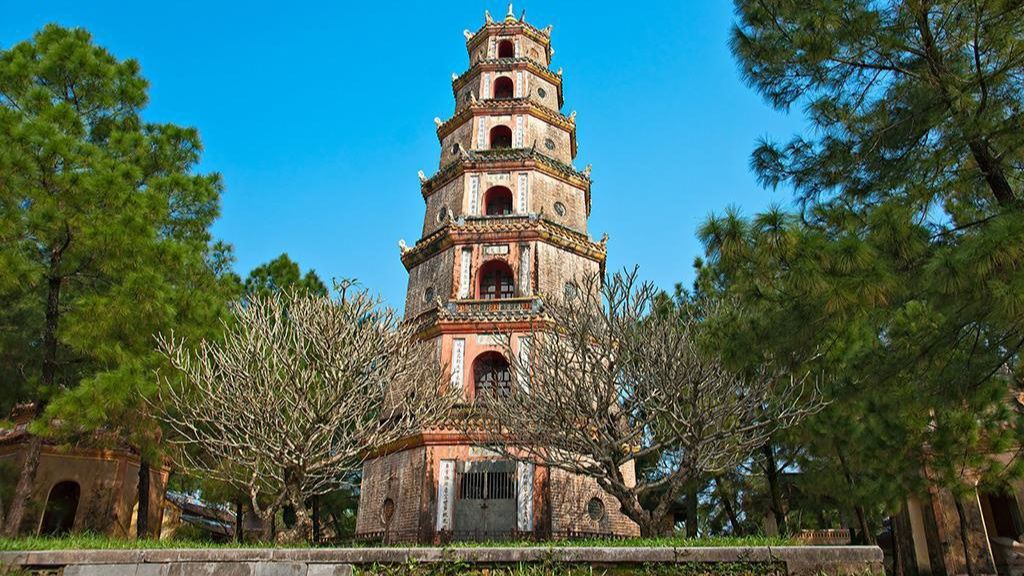 Tham quan chùa Thiên Mụ