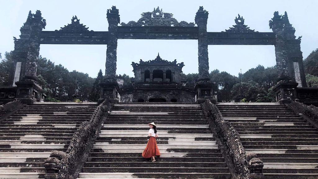 Check in tại Lăng Khải Định trong tour du lịch Huế trọn gói