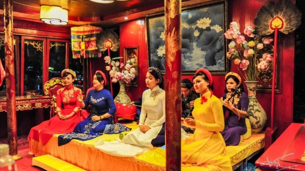 Thưởng thức ca Huế trên sông Hương