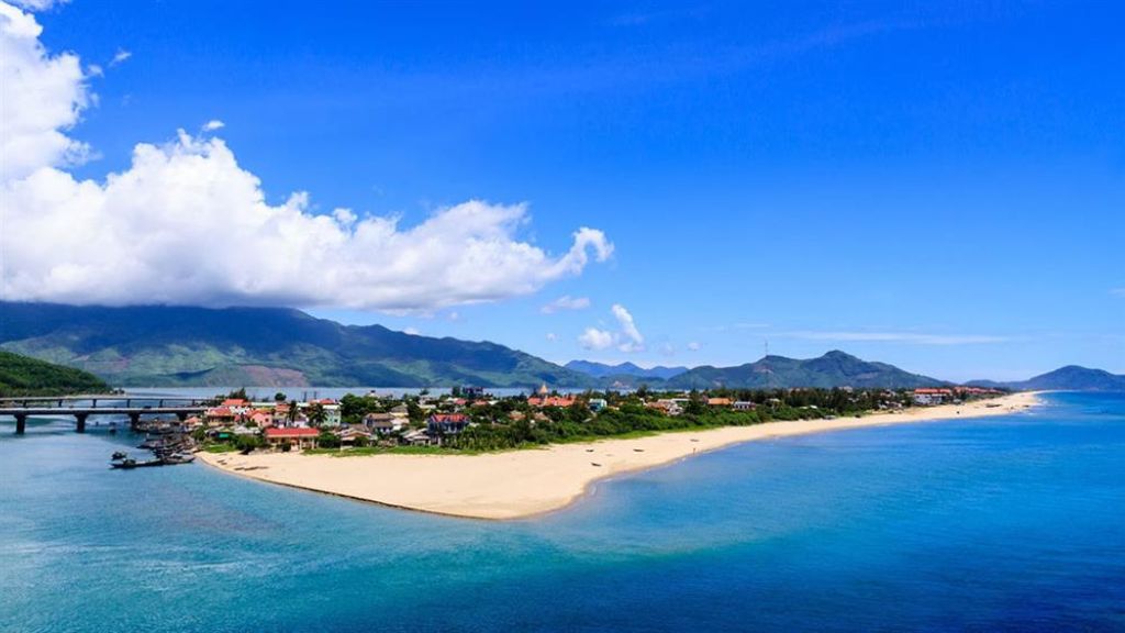Làn nước trong xanh tại bãi biển Lăng Cô
