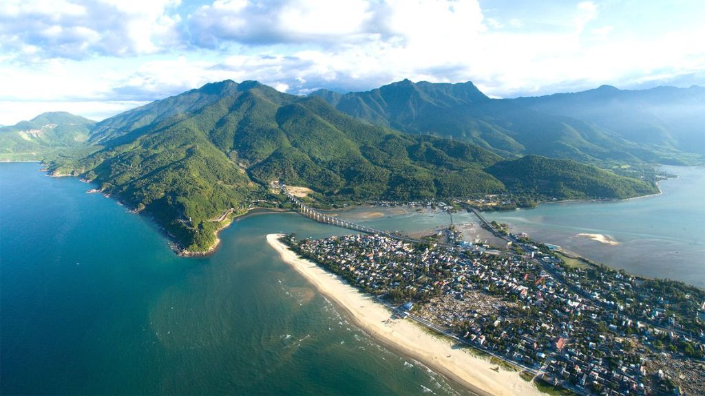 Vịnh biển Lăng Cô khi nhìn từ trên cao
