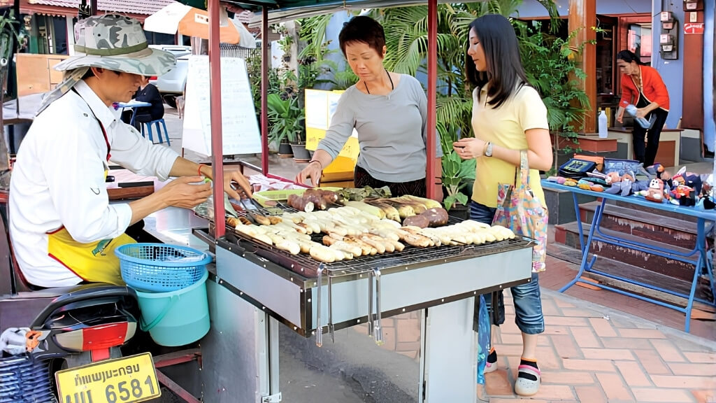 Khám phá ẩm thực tại Khu phố Tây