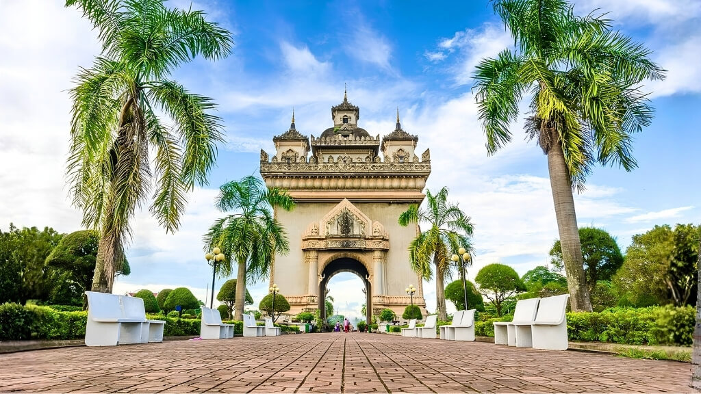 Checkin tại tháp Patuxai - biểu tượng kiêu hãnh giữa lòng thủ đô của Viêng Chăn