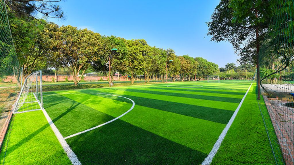 Sân bóng đá cho du khách vận động thể thao
