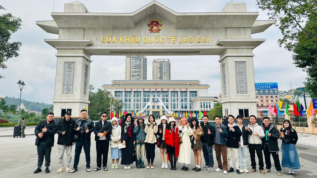 Đoàn khách checkin tại Hà Khẩu Lào Cai