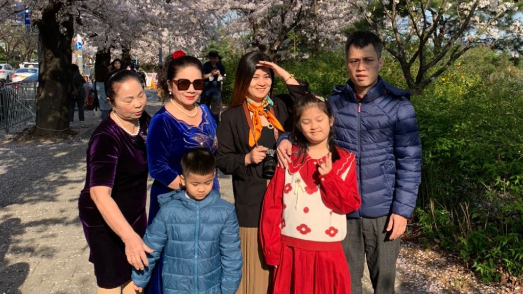 Đoàn khách tham gia tour Hàn Quốc ngắm hoa anh đào 5N4Đ tại BestPrice