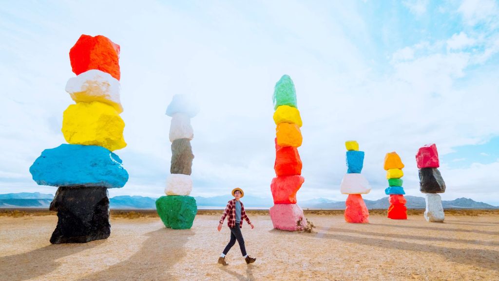 Không gian độc đáo tại Công viên đá bảy màu (Seven Magic Mountains)