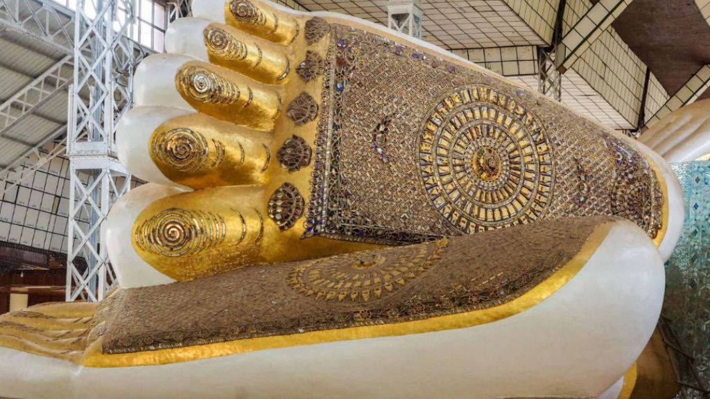 Chùa Phật nằm Shwethalyaung khổng lồ