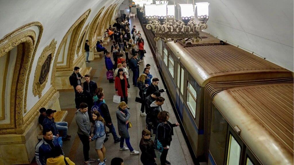Các du khách đang trải nghiệm tàu điện ngầm Moscow
