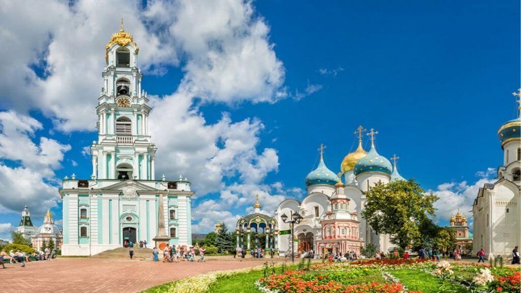 Tu viện Thiên Chúa Ba Ngôi tuyệt đẹp ở Moscow
