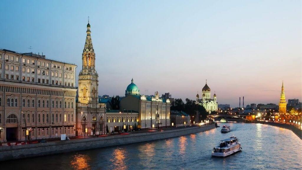 Dạo đêm bằng du thuyền trên sông Moscow