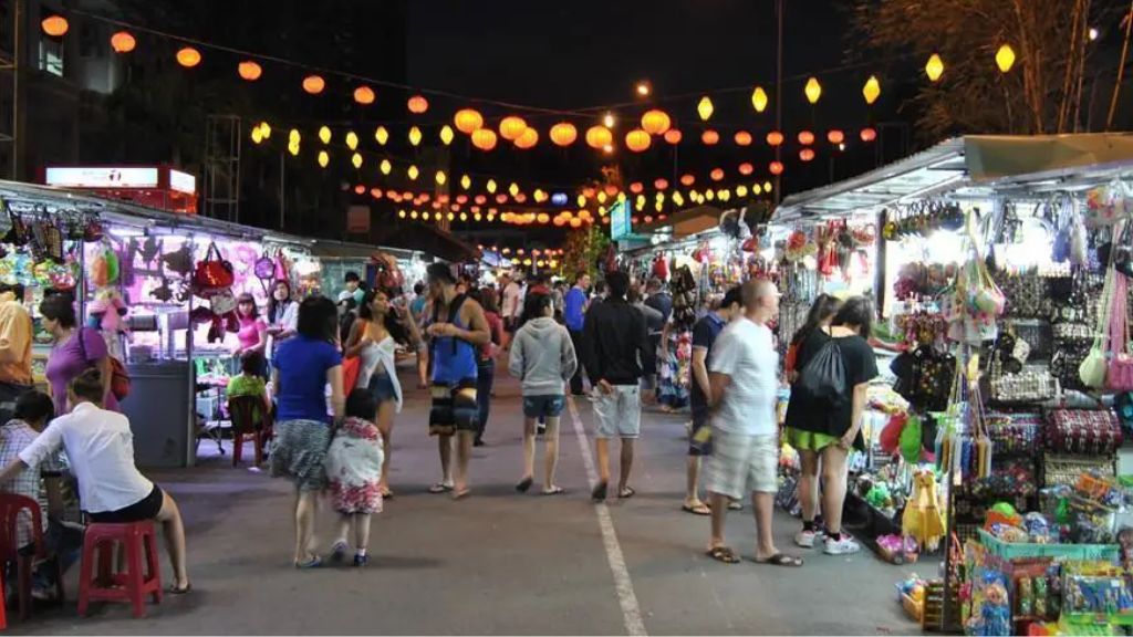 Tham quan chợ đêm trong tour du lịch Nha Trang 3 ngày 2 đêm