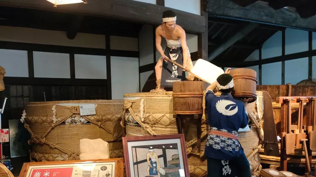 Du khách tham quan Hakutsuru Sake Brewery Museum