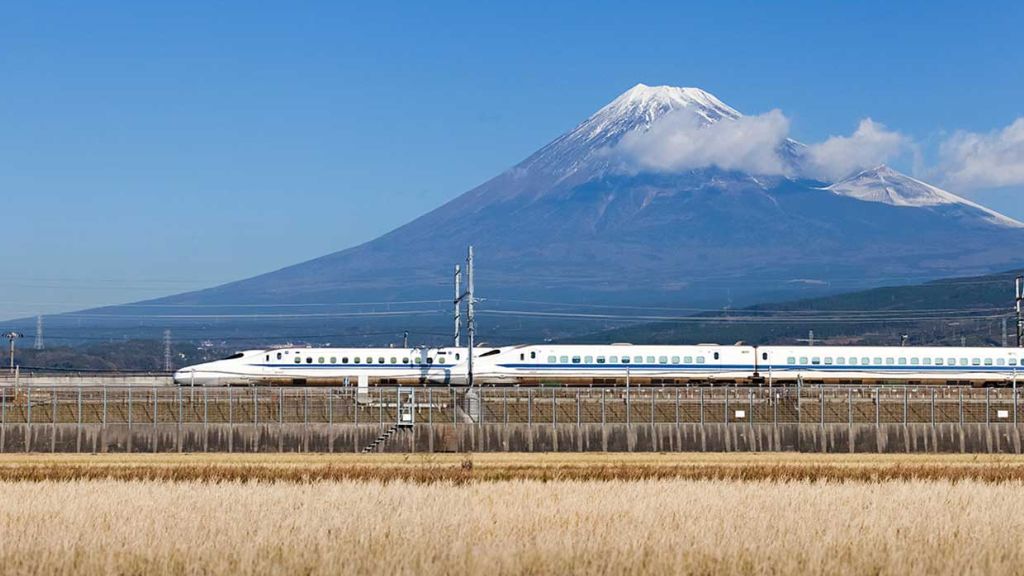 Du khách trải nghiệm tàu Shinkansen