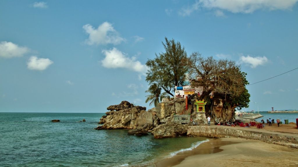 Thăm Dinh Cậu - nơi tôn thờ tín ngưỡng của người dân trên đảo