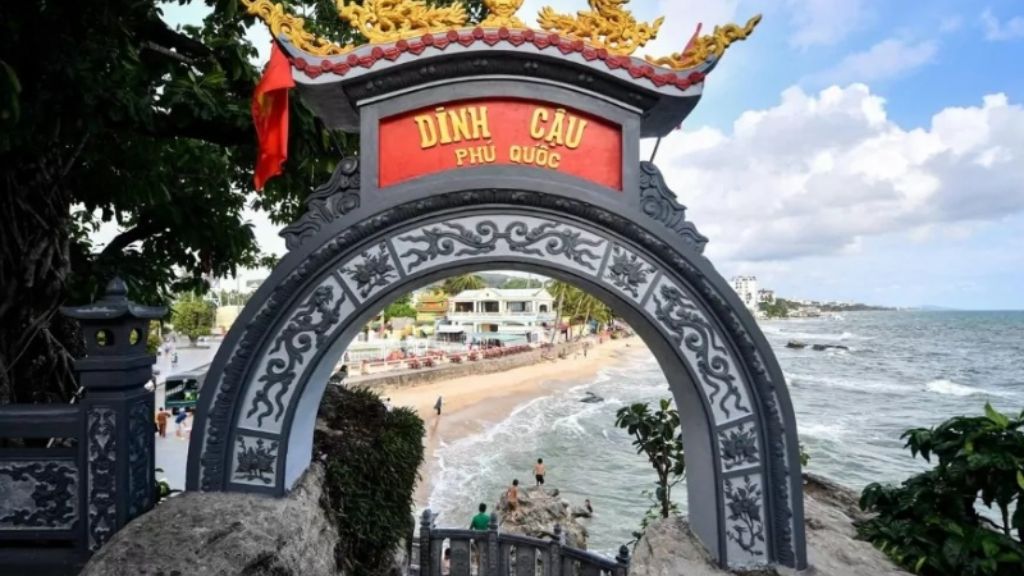 đoàn ghé Dinh Bà Dinh Cậu Đây là nơi thờ người có công khai hoang Phú Quốc