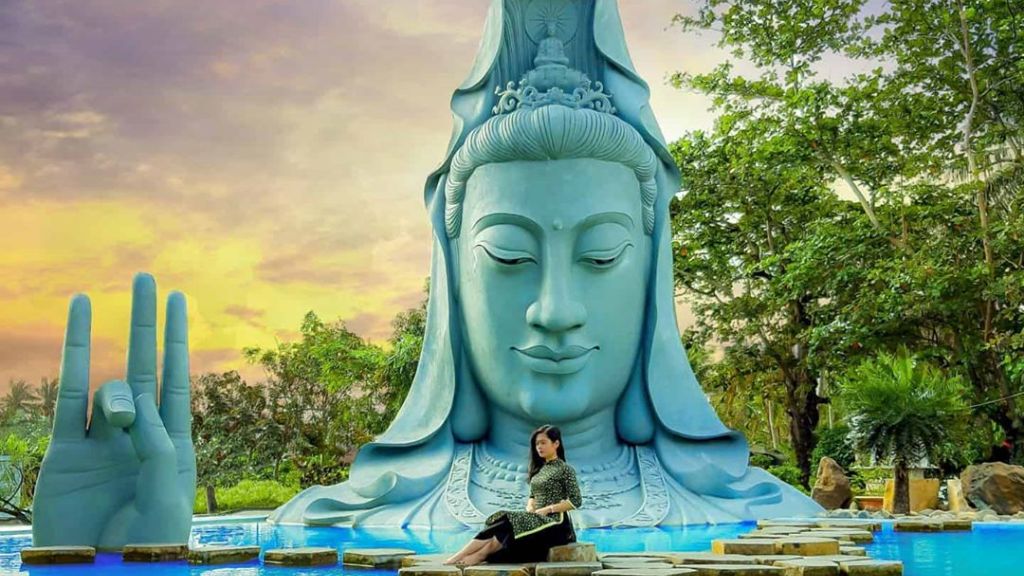 Tượng Phật Quan Thế Âm ẩn mình dưới nước