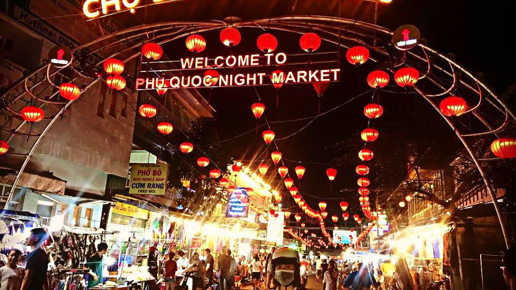 Chợ đêm Phú Quốc nhộn nhịp mỗi ngày chào đón khách