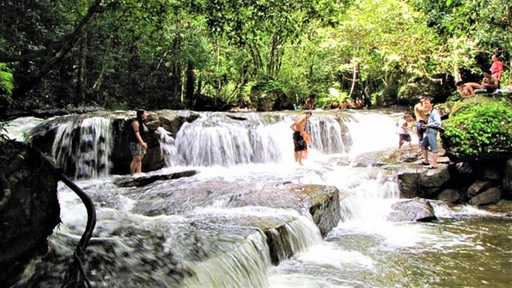 Vui chơi bên dòng suối trong mát