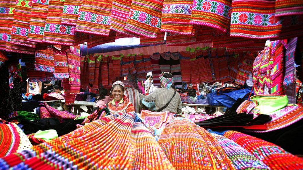 Du khách cũng có thể ghé chợ Sapa để mua sắm đặc sản địa phương