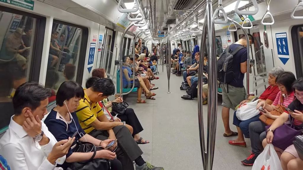 Trải Nghiệm đi Tàu điện MRT Tại Singapore