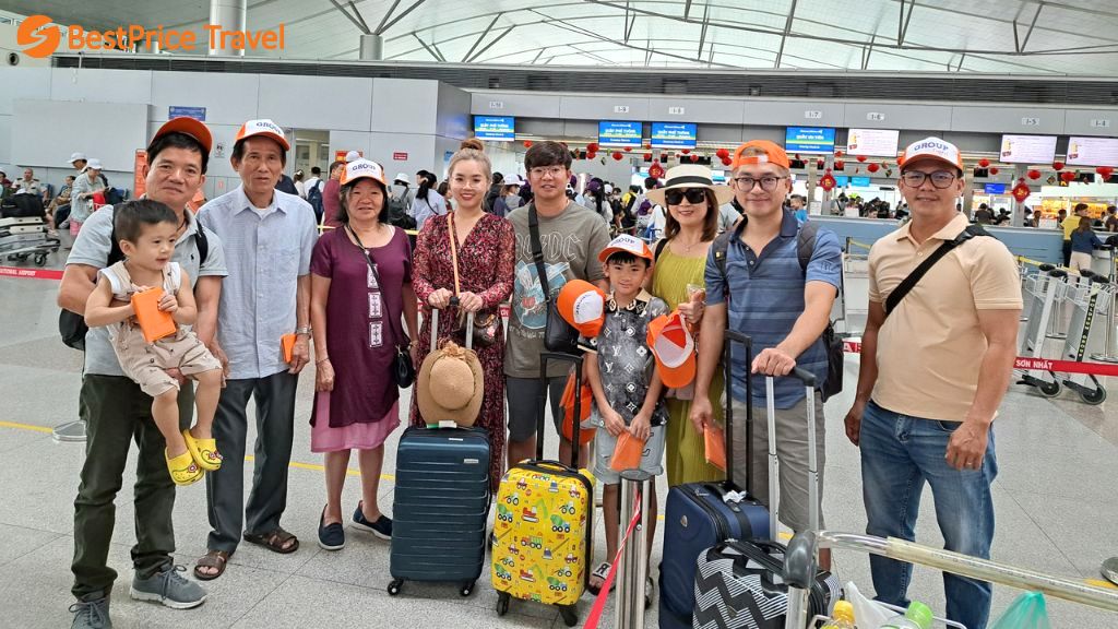 Du khách làm thủ tục check in tại sân bay Tân Sơn Nhất