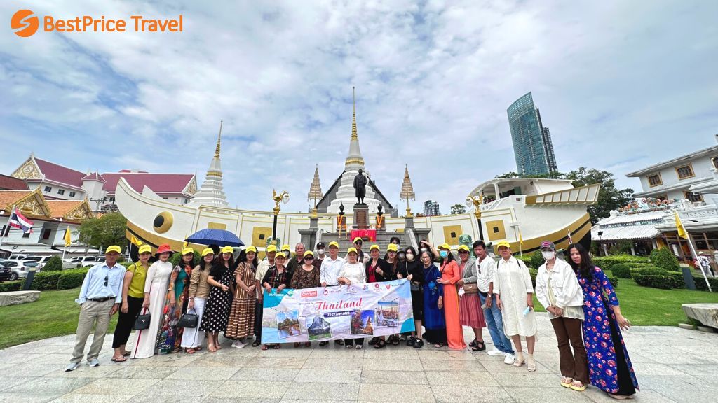Đoàn check in chùa thuyền Wat Yanawan