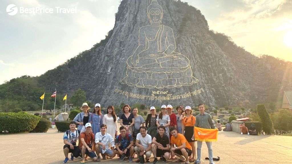 Đoàn khách check in Núi Trân Bảo Phật Sơn