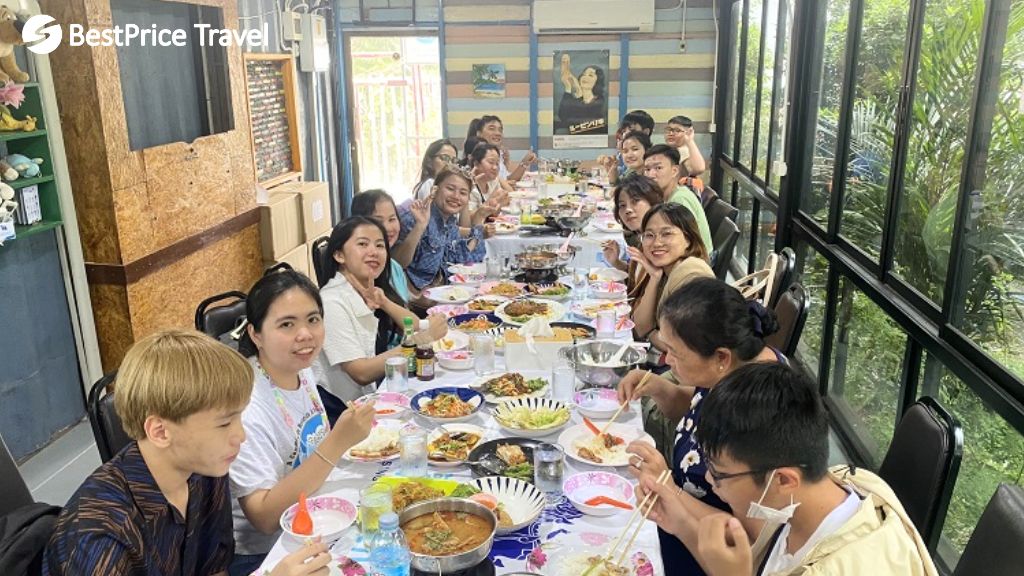 Đoàn thưởng thức bữa trưa hấp dẫn trong tour Thái Lan