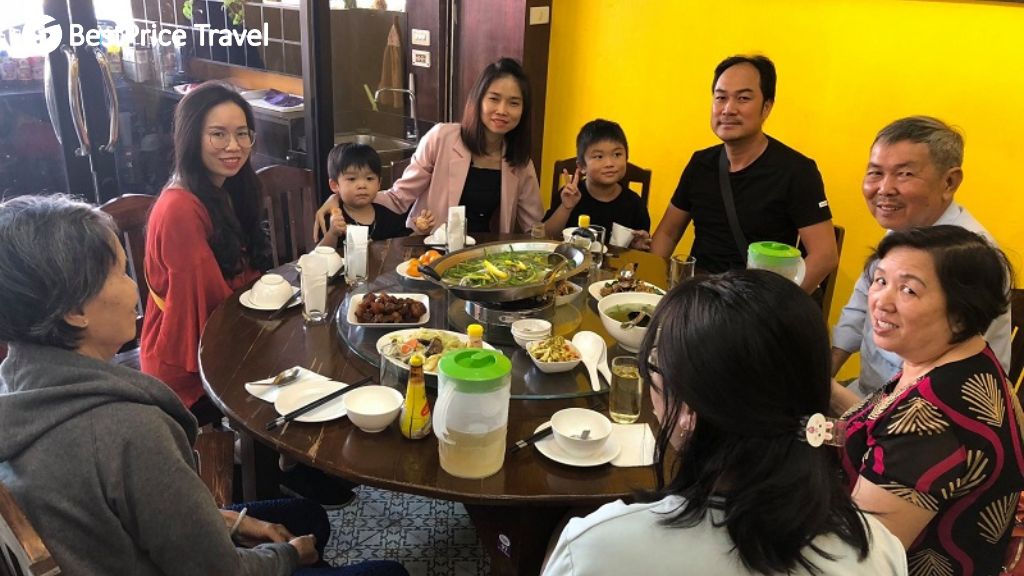 Du khách quây quần bên bữa ăn thịnh soạn trong tour Thái Lan