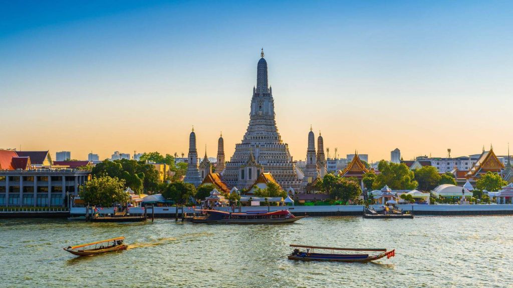 Chùa Wat Arun nhìn từ sông Chaophraya