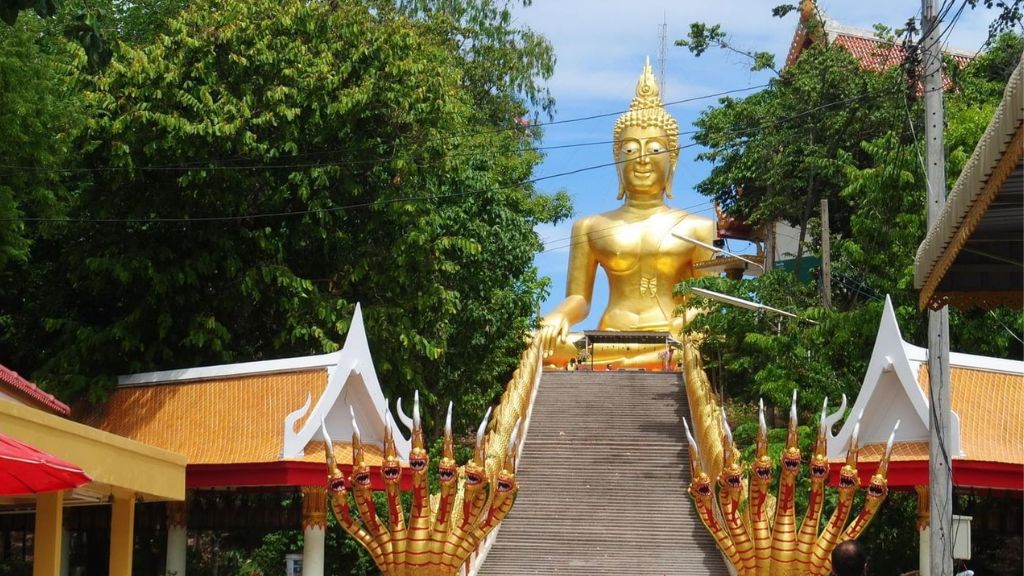 Tượng Phật tại Wat Phra Yai