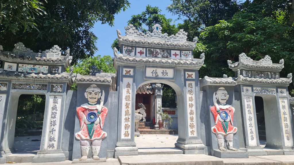 Viếng đền thờ công chúa Liễu Hạnh trong tour du lịch Quảng Bình
