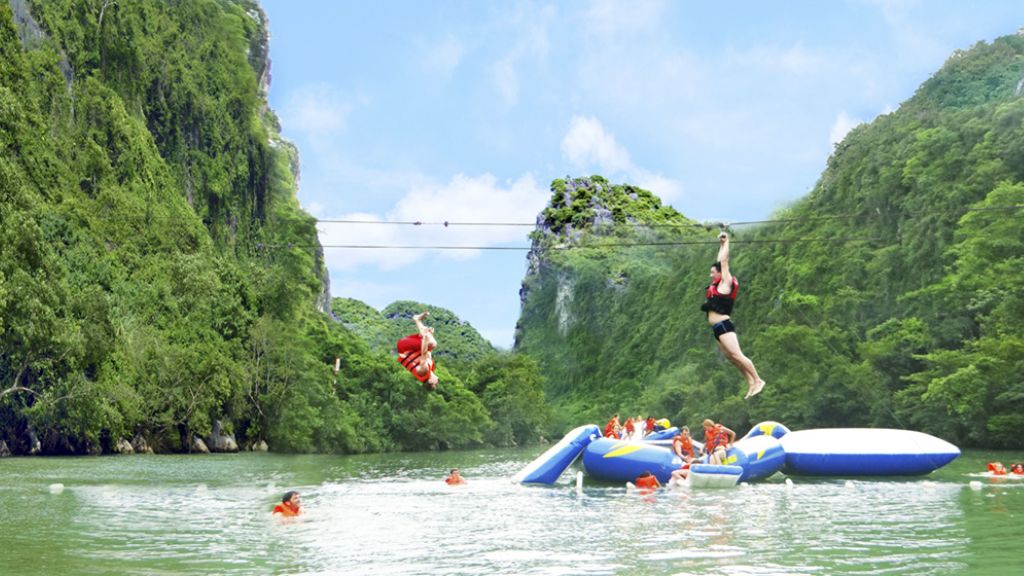 Trải nghiệm nhiều trò chơi tại sông Chày trong tour du lịch Quảng Bình