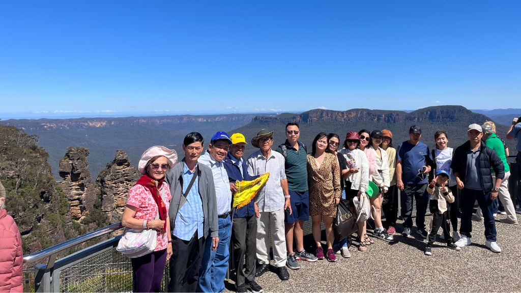 Đoàn khách khám phá khu bảo tồn thiên nhiên Blue Mountain