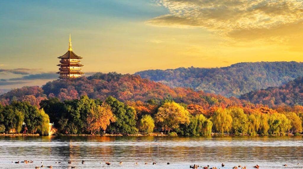 ngồi thuyền du ngoạn Tây Hồ   Hàng Châu