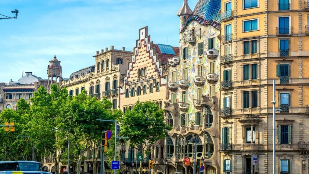 Đại lộ Passeig de Gracia với các ngôi nhà “không đường thẳng’ Casa Batllo và Casa Mila