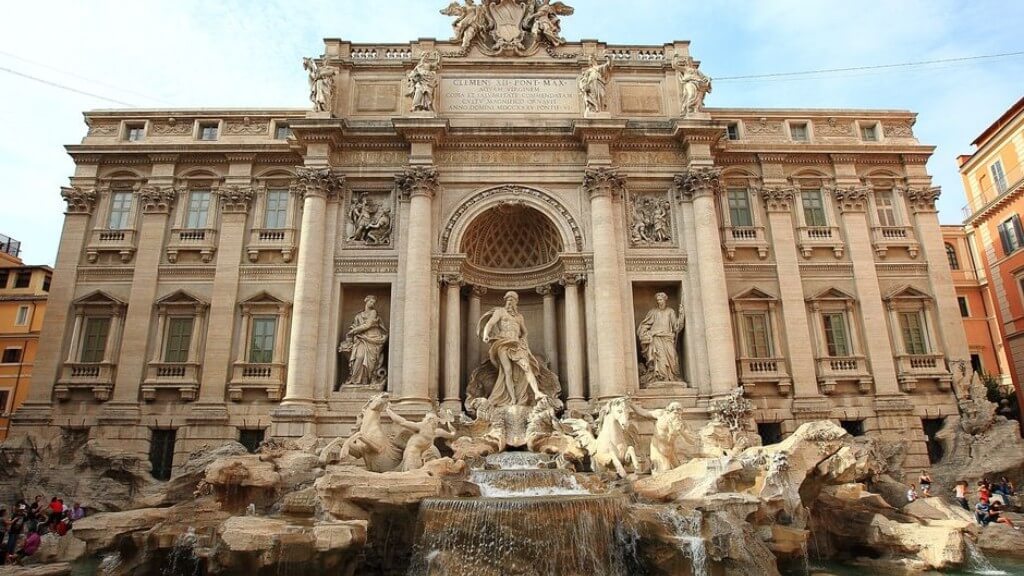 Đài phun nước Fontana di Trevi, một trong những đài phun nước lớn nhất và nổi tiếng nhất thế giới được xây dựng vào năm 1762.