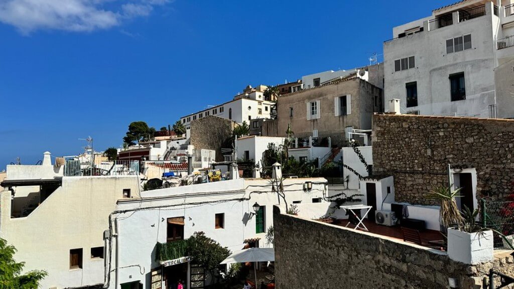 Khám phá khu phố cổ Dalt Vila, một di sản thế giới của UNESCO