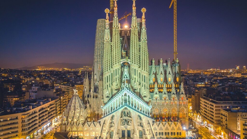 Thánh đường La Sagrada Familia kiệt tác bất tử của Gaudí, là trái tim nghệ thuật và linh hồn của Barcelona.