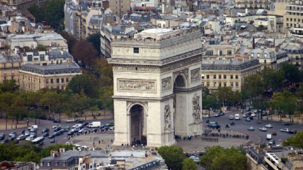 Thăm Cổng Khải Hoàn Môn (Arc de Triomphe) là nơi tổ chức những sự kiện quan trọng của nước Pháp